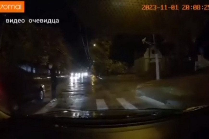 В Тирасполе пешехода едва не сбили на зебре. Момент попал на видео