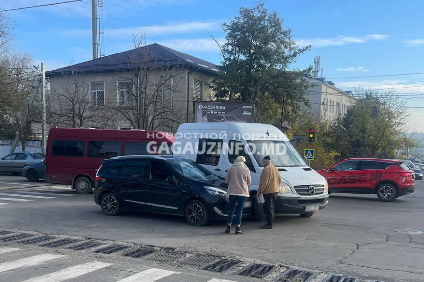 ДТП в Комрате: дорогу не поделили микроавтобус и легковушка