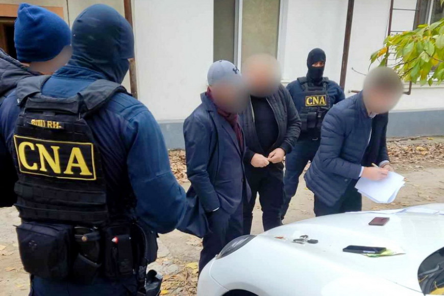 Потребовал взятку в 2 тысячи евро: что полицейский пообещал взамен?