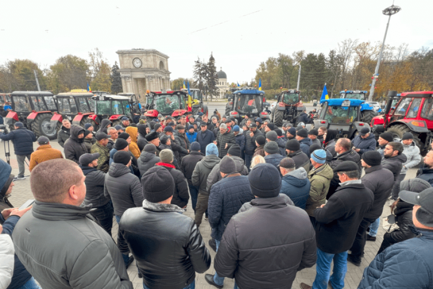 Оставили тракторы у правительства: аграрии приостановили протесты до понедельника