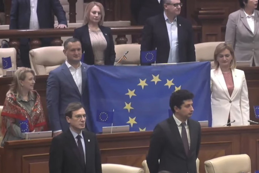 В парламенте Молдовы вывесили перевернутый флаг ЕС