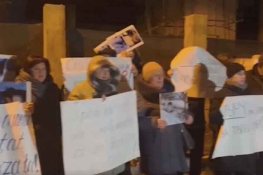 Ждали у дома с требованием отставки: к Андрею Спыну заявились протестующие