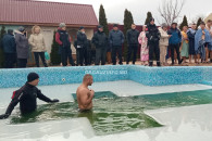 Ледяная вода, горячие блюда и вино: как прошли Крещенские купания в Комрате