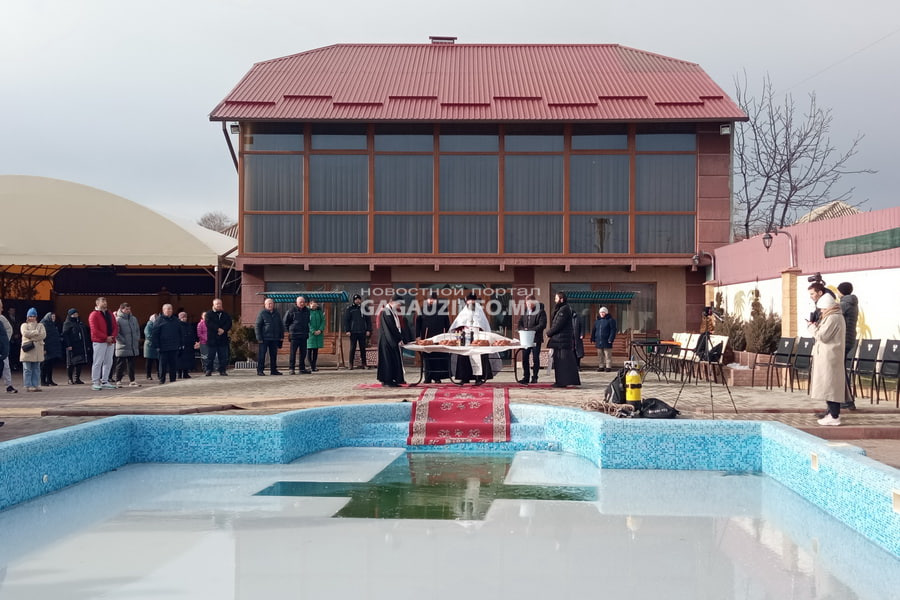 Ледяная вода, горячие блюда и вино: как прошли Крещенские купания в Комрате