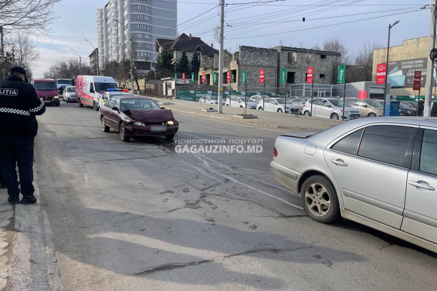 У автостанции в Комрате произошло ДТП: один автомобиль "догнал" другой
