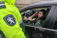 Вместо штрафов – цветы. В Гагаузии полицейские поздравили женщин-водителей с 8 марта