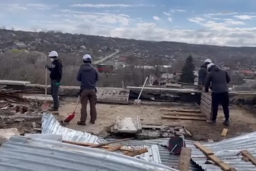 В Чадыр-Лунге "ремонтируют в долг" снесенную ветром кровлю многоэтажки