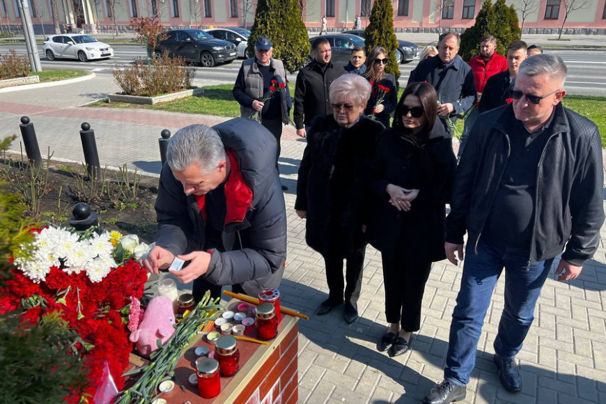 Трагедия в Москве: Руководство Гагаузии возложило цветы к посольству России