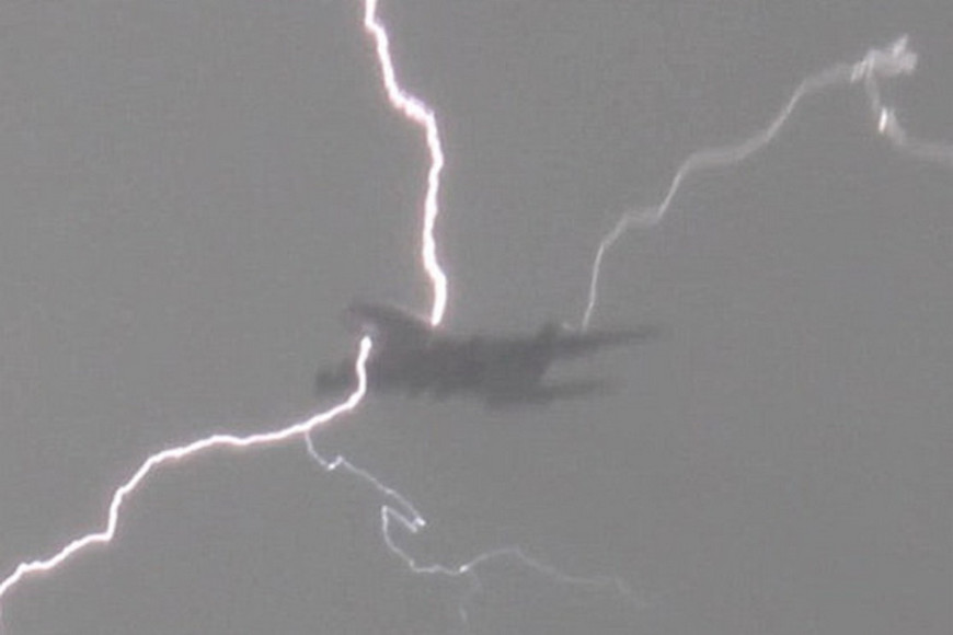 В летевший в Молдову самолет ударила молния