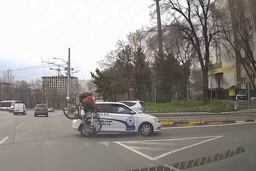В Кишиневе велосипедист едва не протаранил машину автошколы
