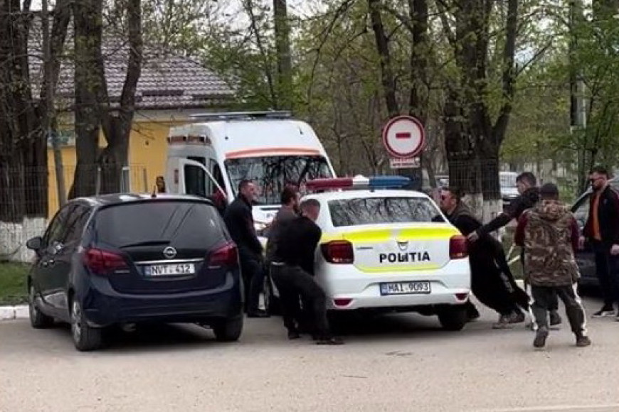 Полицейского из Чадыр-Лунги оштрафовали за неправильную парковку: машину люди перенесли на руках