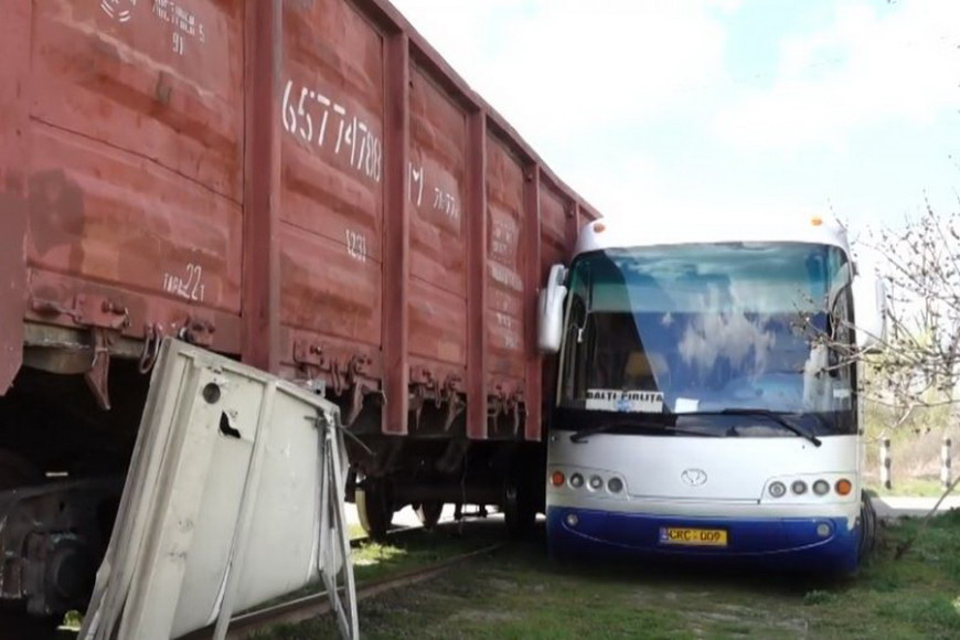 Авария на железной дороге: в Фалештском районе поезд врезался в автобус с пассажирами