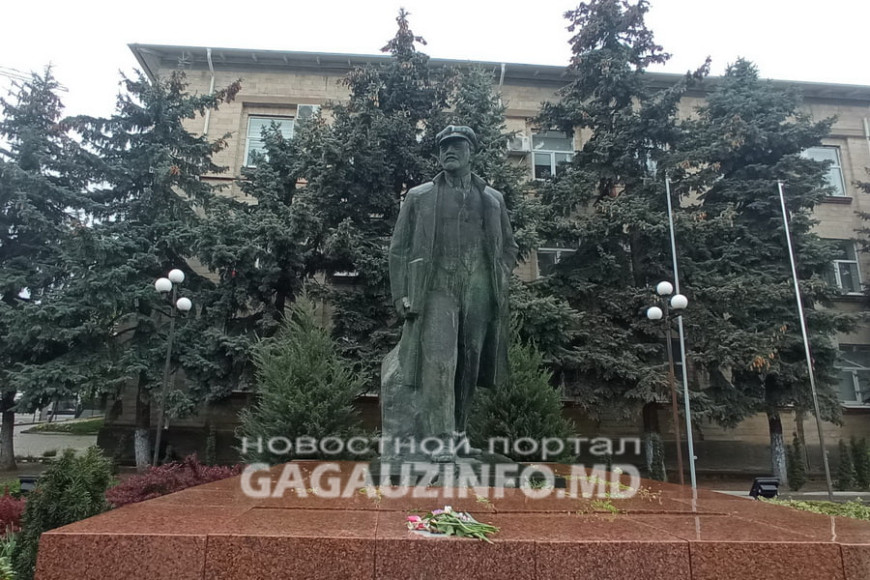 День рождения Владимира Ленина – к памятнику в Комрате возложили цветы