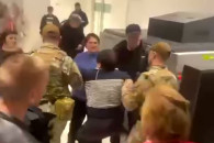 Шоу в аэропорту устроили силовики: возвращавшихся из Москвы пассажиров допрашивали, держали без еды и воды