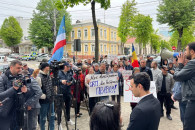 Акция протеста у здания СТР в Кишиневе: люди требуют не закрывать GRT