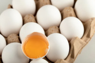 Тухлые яйца, несвежее мясо и выпечка. В ANSA призвали избегать покупки некачественных продуктов