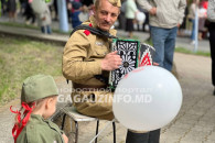 День Победы в Комрате: Тысячи людей возложили цветы на Мемориале славы