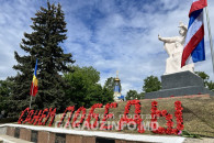 День Победы в Комрате: Тысячи людей возложили цветы на Мемориале славы