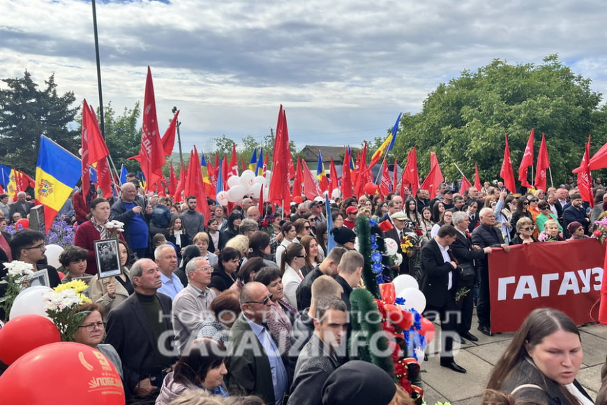 День Победы в Комрате: Тысячи людей возложили цветы на Мемориале славы