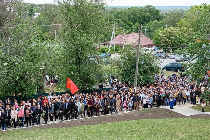 9 мая в Вулканештах: множество горожан возложили цветы к мемориалу