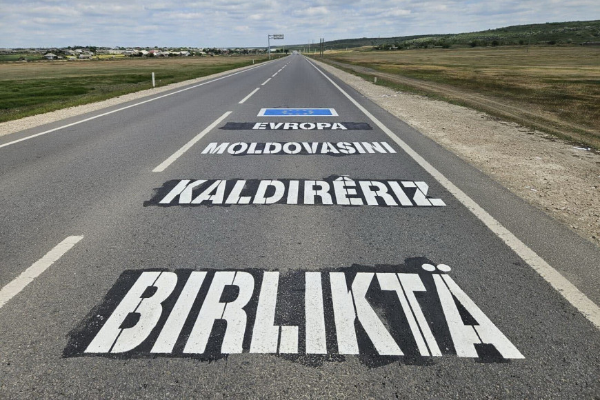 "Строим европейскую Молдову вместе": надпись на гагаузском появилась на объездной Комрата