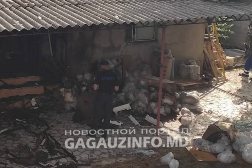 В Чадыр-Лунге загорелось заброшенное здание. Пожар приняли за удар молнии
