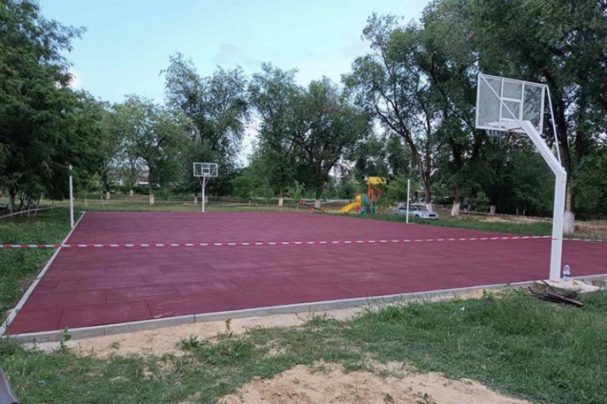 В Чадыр-Лунге строят современное поле для игры в волейбол и баскетбол