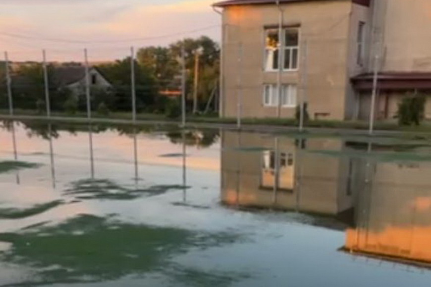Ливень затопил село Конгазчик: пострадали футбольное поле и не сданная в эксплуатацию канализация
