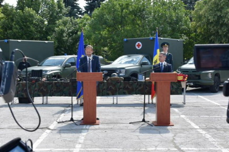 Военные машины "скорой помощи" передал Евросоюз Молдове