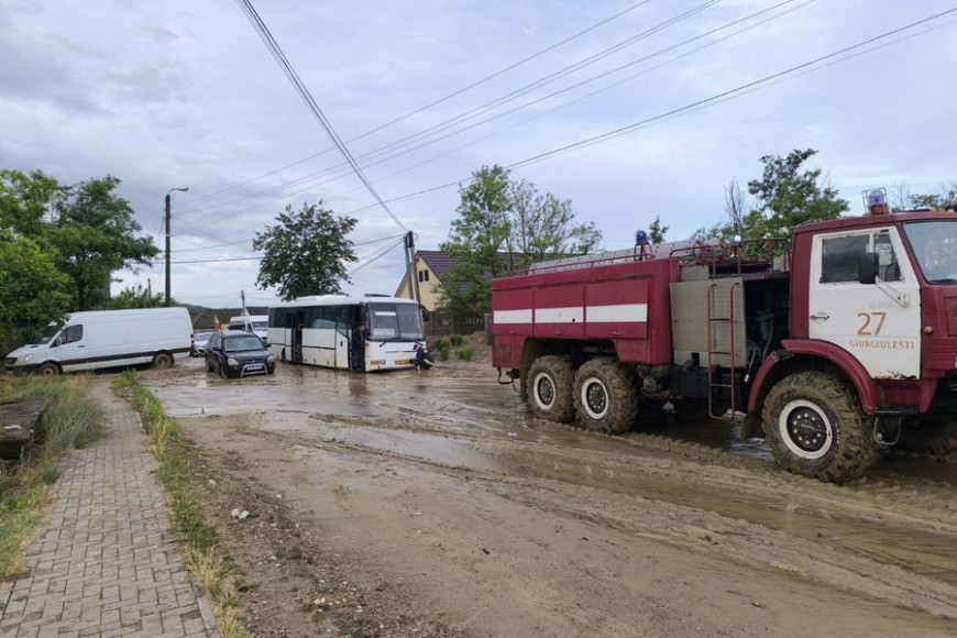 Непогода в соседнем с Гагаузией районе: спасателям пришлось доставать из грязи автобус