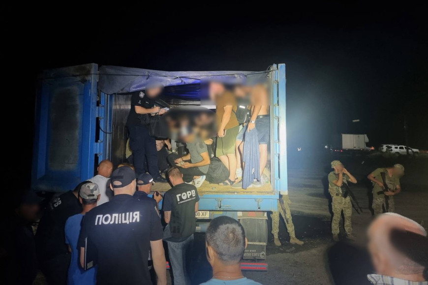 Зерновозом – в Молдову. Украинские пограничники в кузове грузовика обнаружили 41 уклониста