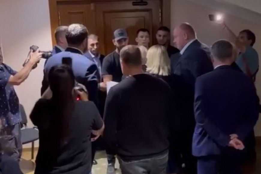 Оппозиционным депутатам запретили вход в парламент Молдовы: у здания идет протест