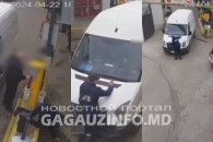 В Кишиневе сотрудника налоговой службы водитель "прокатил" на капоте