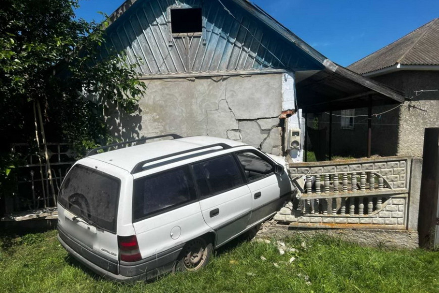 Сел пьяным за руль: в Бричанах машина протаранила забор и дом