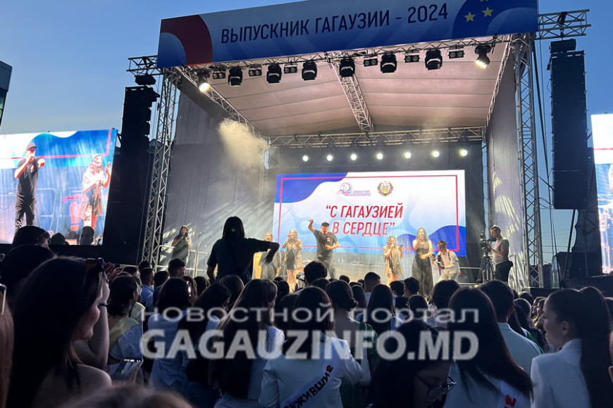 "С Гагаузией в сердце": Сотни выпускников "зажигают" на площади в Комрате