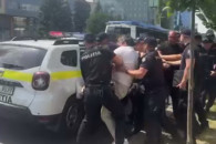 У здания суда, где рассмотрят дело Евгении Гуцул, задержали оппозиционного политика