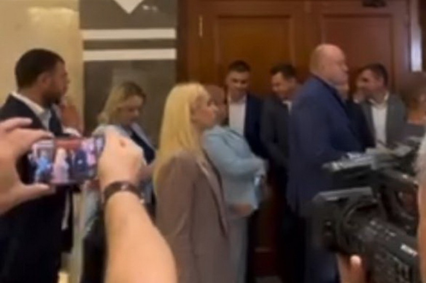Депутатов блока "Победа" не впускают на заседание парламента