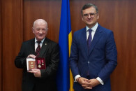 "Не сделал ничего особенного", но это "оценили". Нантой о награде из рук главы МИДа Украины
