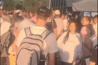 Обстановка в аэропорту Кишинева: люди ждут родственников на палящем солнце