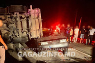 Тройная авария в Гагаузии, перевернулся зерновоз