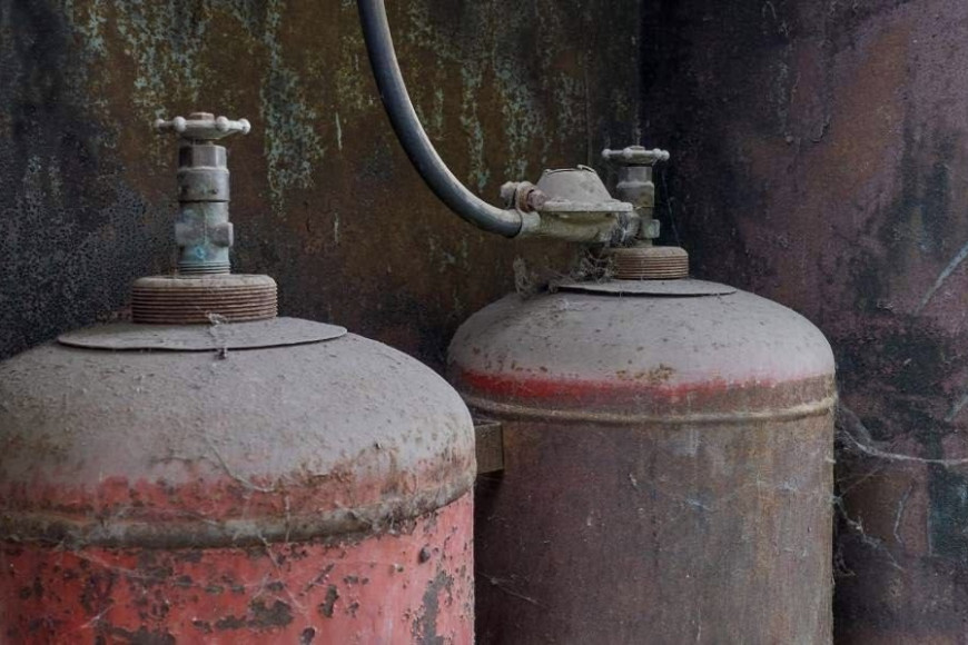 Житель Бендер получил ожоги, пытаясь потушить сарай с газовыми баллонами