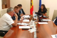 Депутаты от PAS на работе в парламенте щелкают орешки