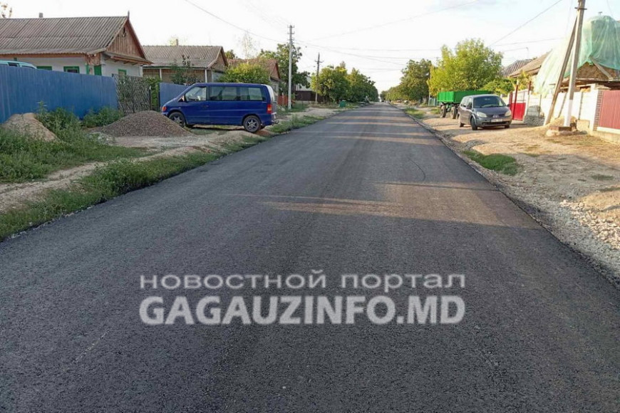 "Калоши теперь не нужны". Жители Комрата находятся в "приятном шоке" от появления асфальта по улице