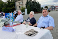 Живая музыка, цветы и подарки. В Комрате чествовали "золотых молодоженов"