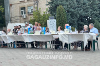 Живая музыка, цветы и подарки. В Комрате чествовали "золотых молодоженов"