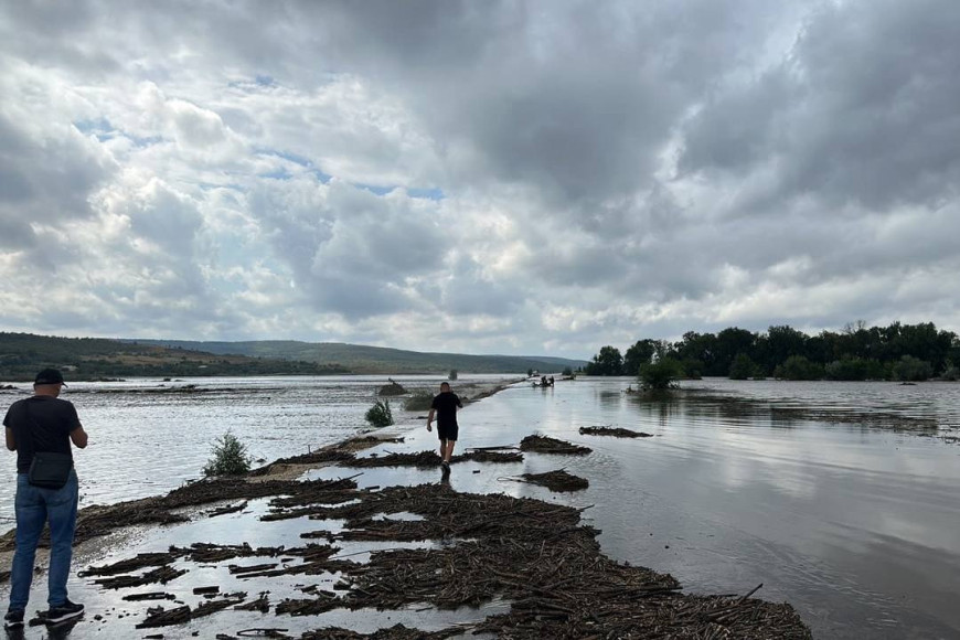 Чрезвычайная ситуация в районе Леова: дамбы двух водохранилищ обрушились