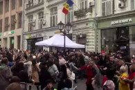 У посольства Молдовы в Москве звучат гагаузские песни: люди голосуют