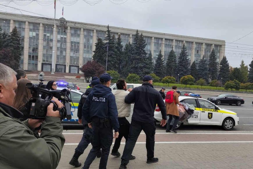 "Катись отсюда". В Кишиневе полиции пресекла флешмоб оппозиции
