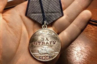 Во время разбора дома в Вулканештах нашли медаль ветерана войны. Ее вернули семье владельца