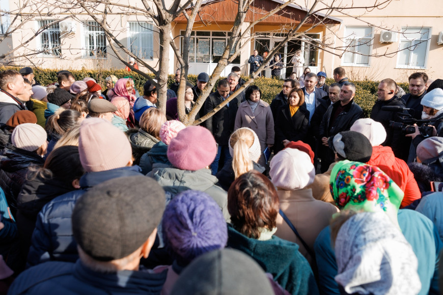 "По таким ценам пусть твоя мать платит". Жители Копанки устроили Санду "теплый прием"